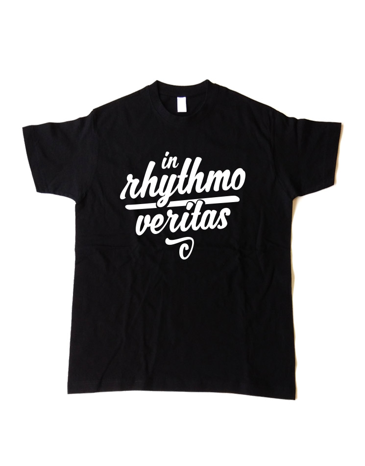 In rhythmo veritas Kinder T-Shirt weiß auf schwarz