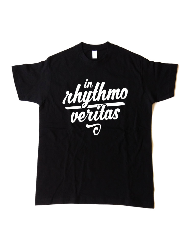 In rhythmo veritas Kinder T-Shirt wei auf schwarz