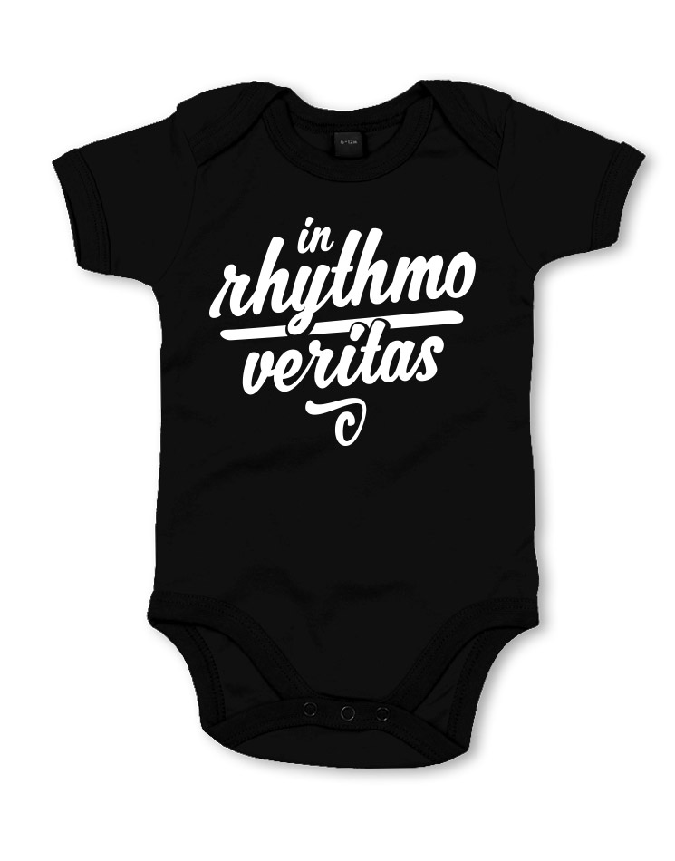 In rhythmo veritas Babystrampler wei auf schwarz