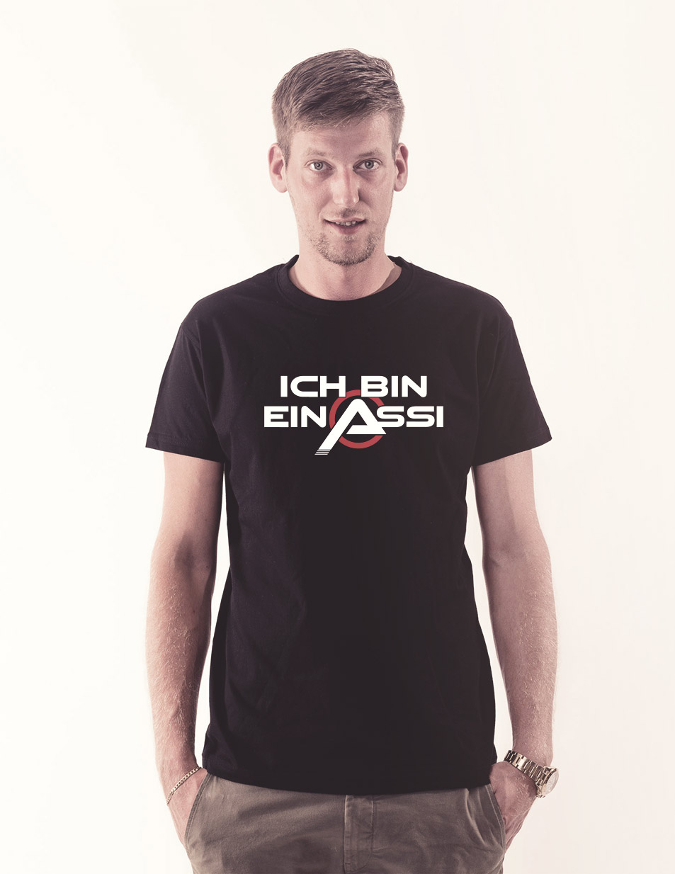 Ich bin ein Assi T-Shirt mehrfarbig auf schwarz