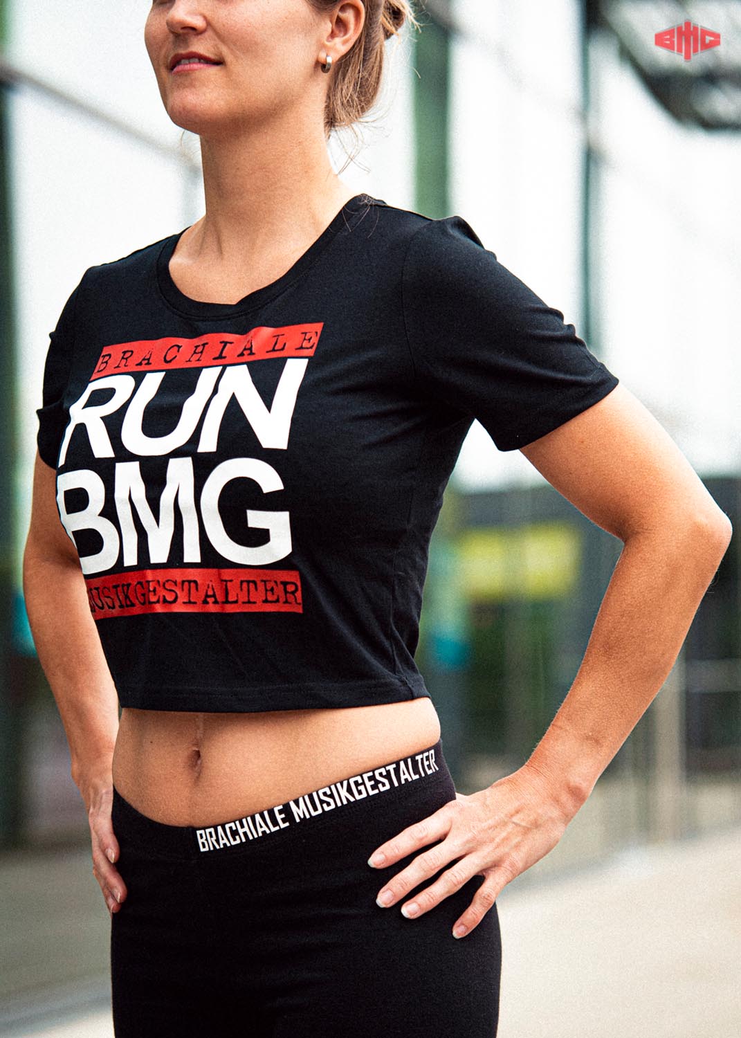 RUN BMG Ladies Cropped Tee mehrfarbig auf schwarz